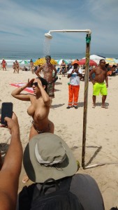 Mulher Melão pelada em praia lotada .