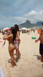 Flagra com Mulher Melão mostrando os peitões em publico.
