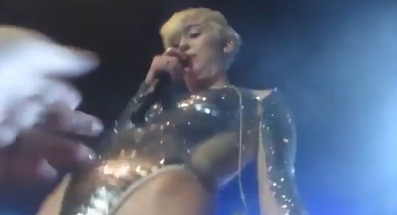 Miley Cyrus Cantora Gostosa Deixa Fãs Passar As Mãos Em Seu Corpo