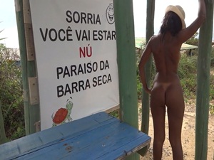 Terceiro video da carioca tesuda pelada se exibindo toda danadinha em uma praia de nudismo