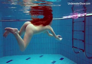 Ruivinha nadando peladinha dentro da piscina mostrando seu lindo corpo