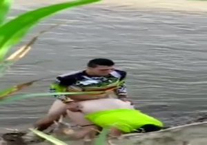 Motoqueiro comendo vadia dentro do rio vai para na net