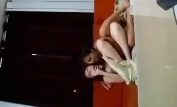 Primas lésbicas novinhas transando caiu na câmera escondida