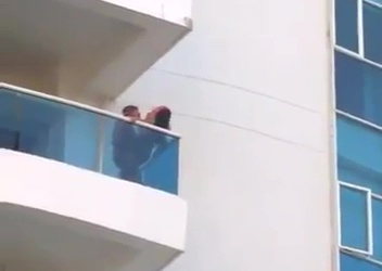 Flagra de transa na varanda do hotel condomínio de luxo vídeo proibido
