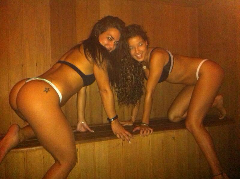 Sauna com duas ninfetas putianes e liberais se exibindo querendo rola