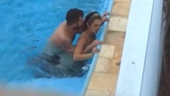 Morador flagra casal transando gostoso na piscina do condomínio