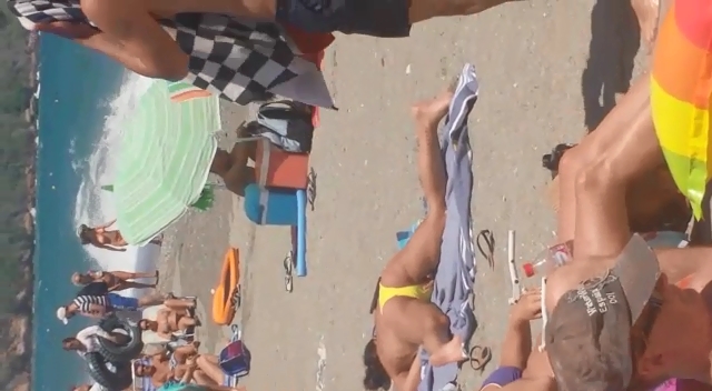 Flagra Masturbação Amadora na Praia Carioca Mulher Pegando Bronze Se Masturbando Cheia De Tesão