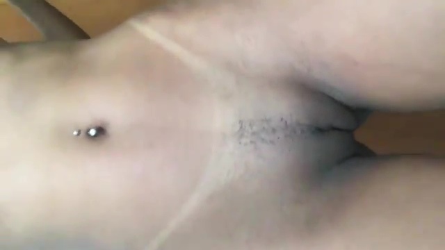 Video buceta apertadinha de uma moreninha que tem piercing