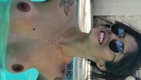 Atriz porno brasileira novinha doida de tesão na piscina