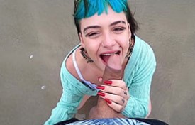 Safada pagando boquete gostoso na praia carioca